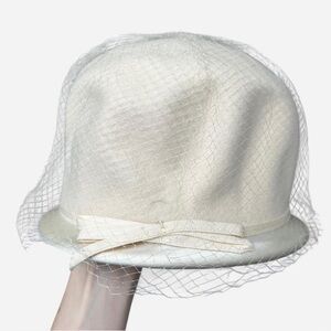 Chic Cream Hat with Veil